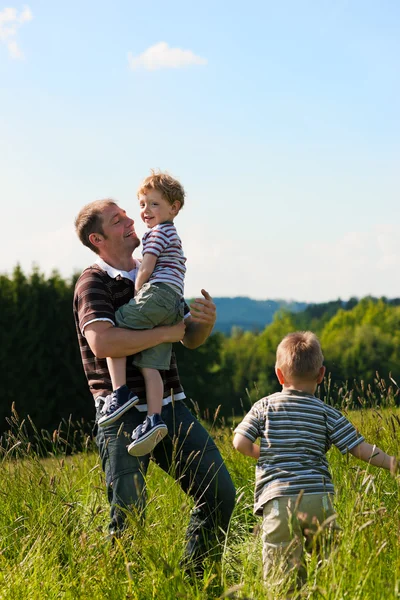 Familie mit zwei kleinen Jungen — Stockfoto