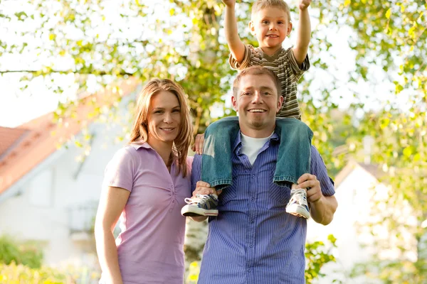 Очень счастливая семья с сыном — стоковое фото