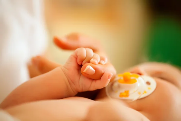 Chwytając ręką jej dziecko — Zdjęcie stockowe