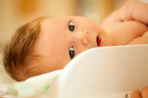 Baby on a weight scale, her — Stock Photo, Image