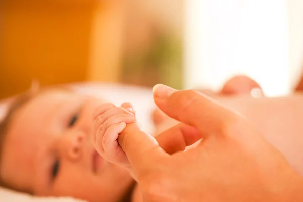Bebé agarrando la mano de su bebé agarrando la mano de su — Foto de Stock