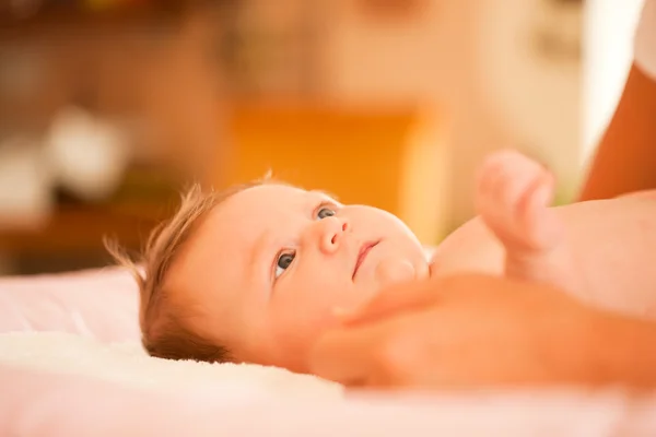 Baby grijpen van de hand van haar baby grijpen van de hand van haar — Stockfoto