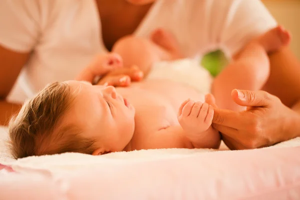 Bebé agarrando la mano de su bebé agarrando la mano de su — Foto de Stock