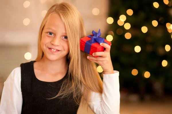Menina na frente de uma árvore de Natal — Fotografia de Stock