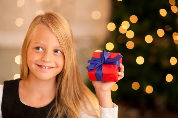 Menina na frente de uma árvore de Natal — Fotografia de Stock
