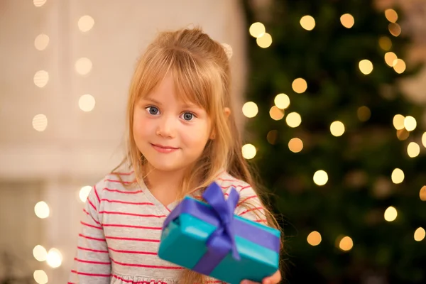 Chica delante de un árbol de navidad — Foto de Stock