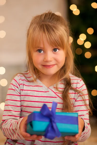 Chica delante de un árbol de navidad — Foto de Stock