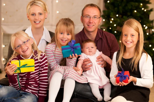 Rodina před vánoční stromeček — Stock fotografie