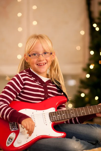 Niña pequeña con su guitarra — Foto de Stock