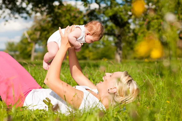 Mother playing with her baby — Stock Photo, Image