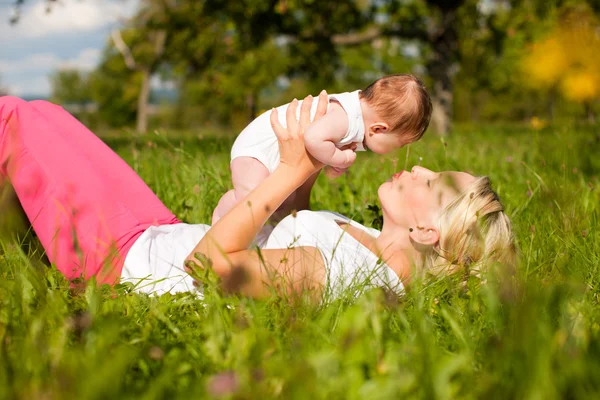 Mother playing with her baby — Stock Photo, Image
