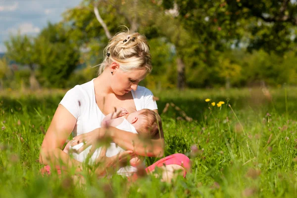 Borstvoeding moeder haar baby — Stockfoto