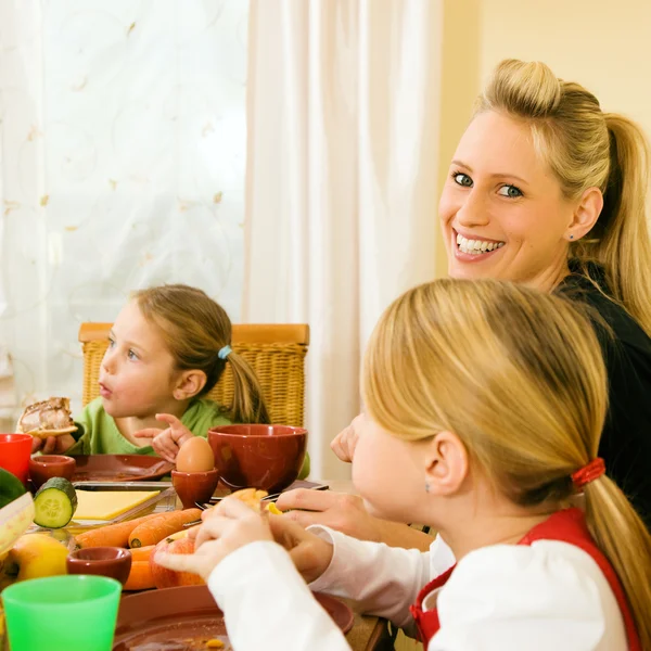 Familia cenando o comiendo — Foto de Stock