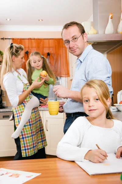 Familia haciendo su desayuno — Foto de Stock