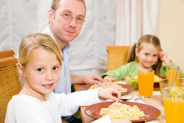 Familia haciendo su desayuno — Foto de Stock