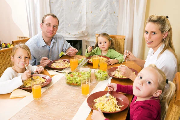 Familie gør deres morgenmad - Stock-foto