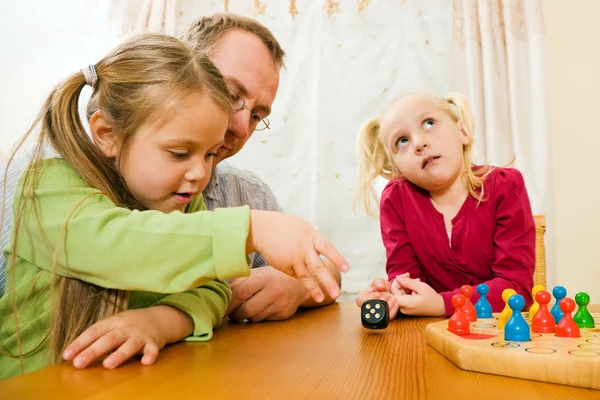 Familie spelen van een bordspel op — Stok fotoğraf