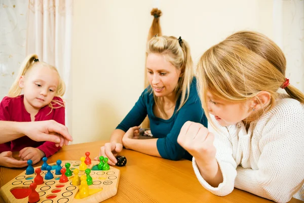 Famille jouant à un jeu de société à — Photo