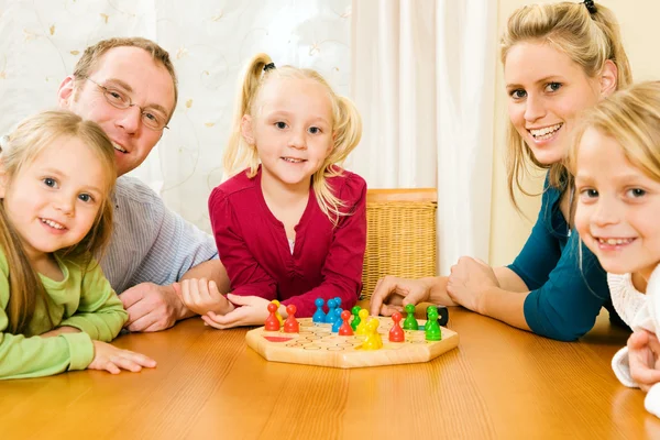 Família jogando um jogo de tabuleiro em — Fotografia de Stock