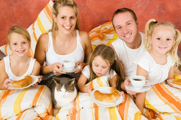 Familia desayunando en su — Foto de Stock