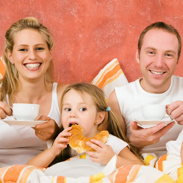 Сім'я снідає у своїх — стокове фото