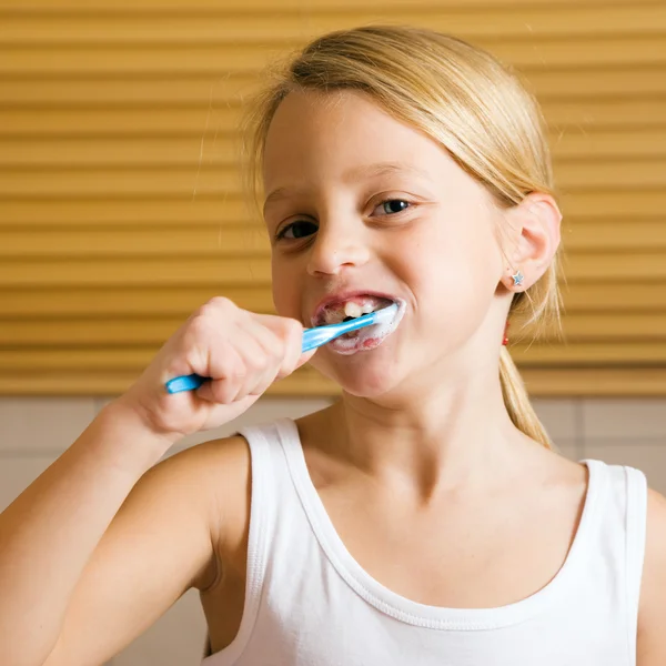 Κορίτσι που βουρτσίζει τα δόντια της — Φωτογραφία Αρχείου