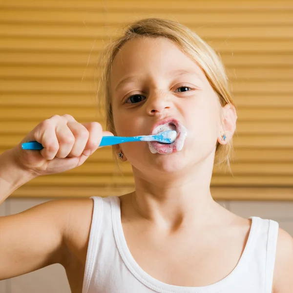 Fille brossant ses dents — Photo