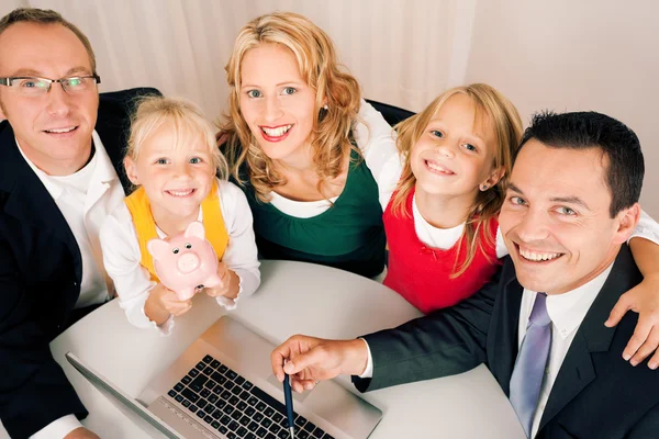 Familie med konsulent – stockfoto