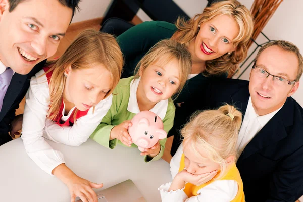 Familj med deras konsult — Stockfoto