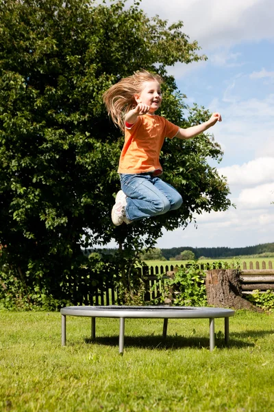 Küçük kız bir trambolin üzerinde bir — Stok fotoğraf