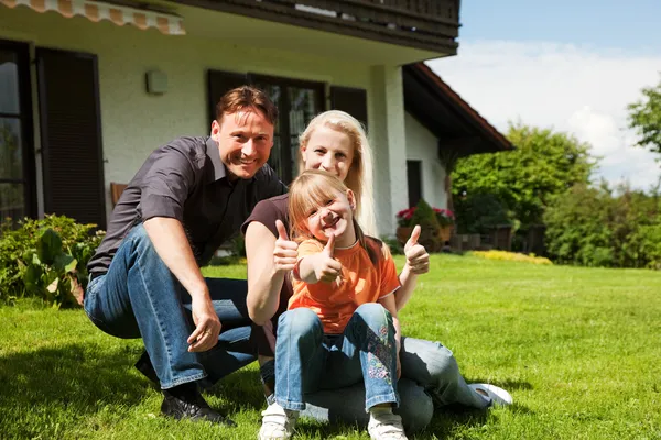 Famiglia giovane — Foto Stock