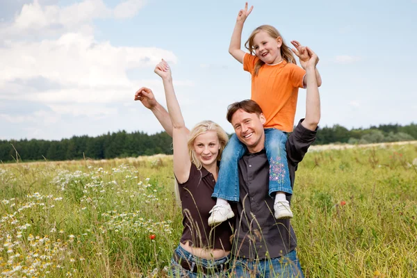 (moeder, vader en gelukkige familie — Stockfoto