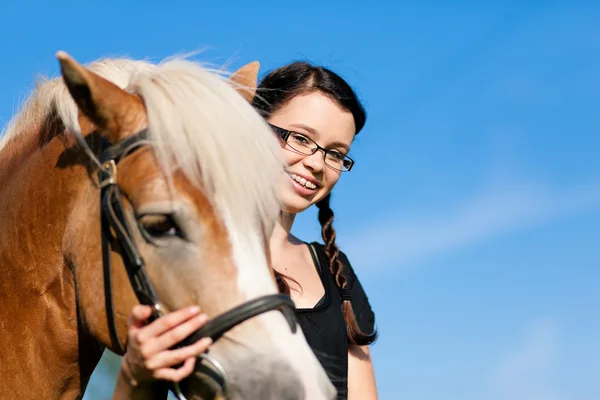 Teenager Mädchen steht auf einem — Stockfoto