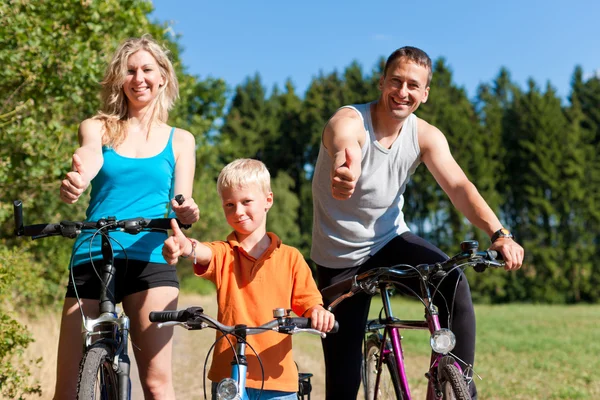 Família com criança em suas bicicletas — Fotografia de Stock