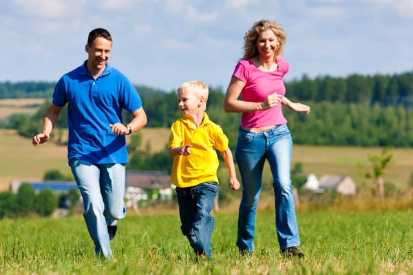 젊은 가족는 산책 하는 데 — 스톡 사진