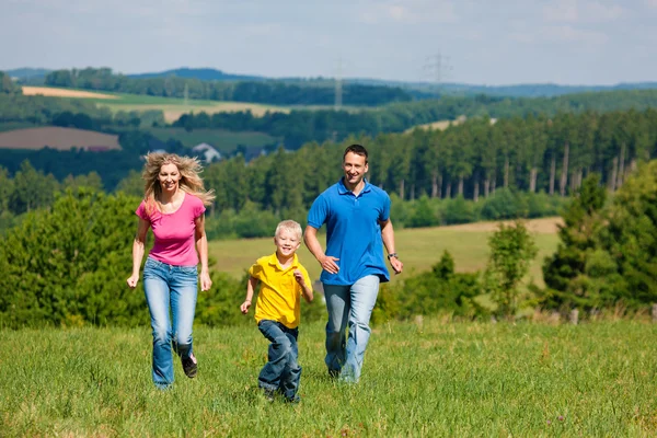 Familia joven teniendo un paseo en — Foto de Stock