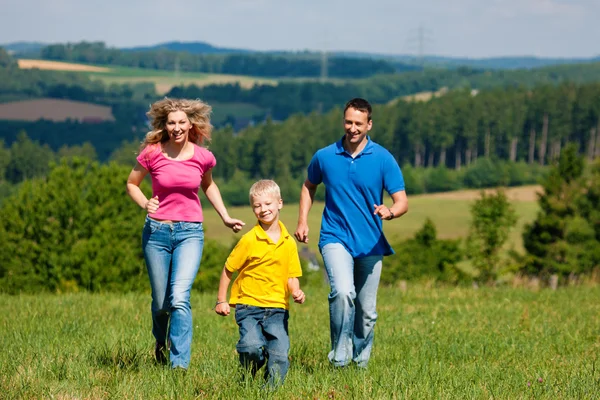 Junge Familie bei einem Spaziergang in — Stockfoto