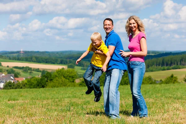 Junge Familie bei einem Spaziergang in — Stockfoto