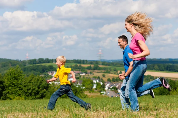 Jovem família dando um passeio em — Fotografia de Stock