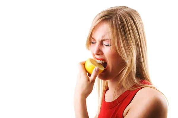 Menina tenta comer um azedo — Fotografia de Stock