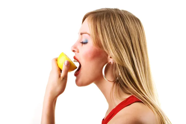 Chica intentos de comer un agrio — Foto de Stock