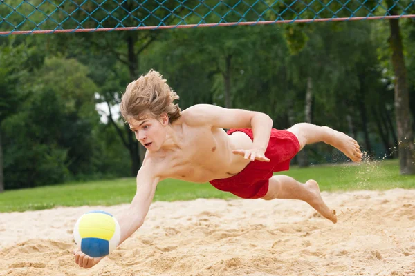 Hombre jugando voleibol playa —  Fotos de Stock