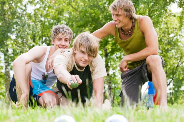 Grupa młodych ludzi gra — Zdjęcie stockowe