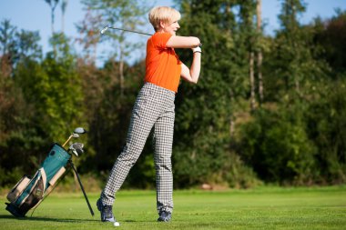 üst düzey kadın golfer yapıyor bir