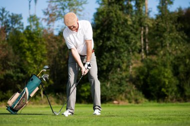 Kıdemli golfçü bir golf yapıyor