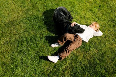 küçük kız köpeğiyle dinlenme