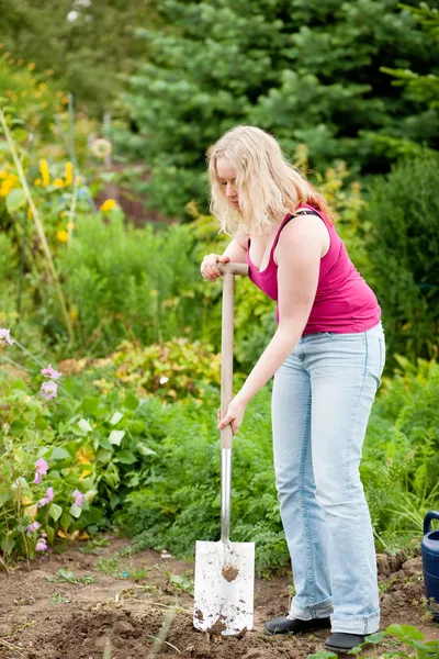 Mulher jardineiro cavando o — Fotografia de Stock