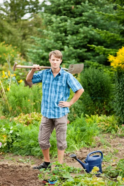 Садовник копает почву в — стоковое фото
