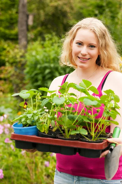 Zahradnictví - Mladá blondýnka — Stock fotografie