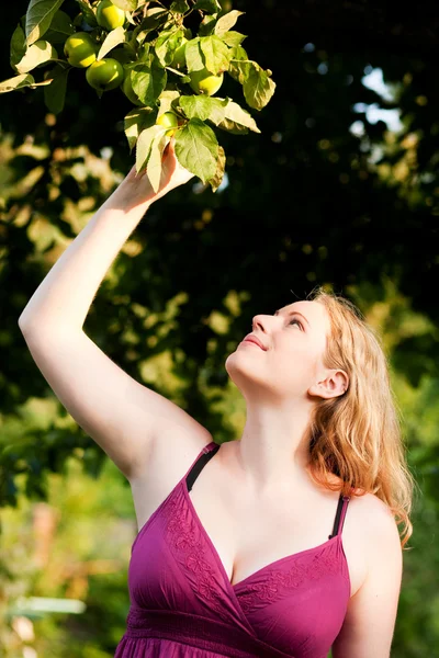 Vrouw tuinman uitrekken haar — Stockfoto